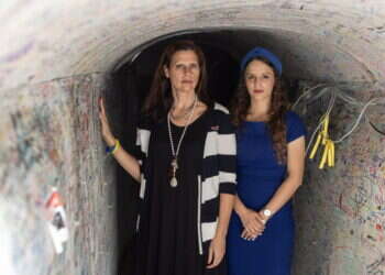 "אנשים אומרים 'עברה חצי שנה'. זה כלום. זה הפסח הראשון, ויום ההולדת הראשון". אורית מרק־אטינגר ואורית צדיקביץ'. צילום: אבישג שאר- ישוב