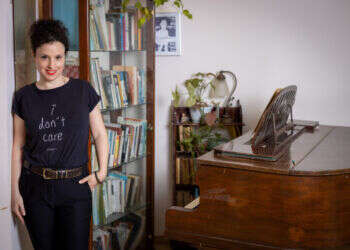 יעל צ'רני היא מנצחת תזמורות, זמרת סופרן ומרצה. צילום: אריק סולטן