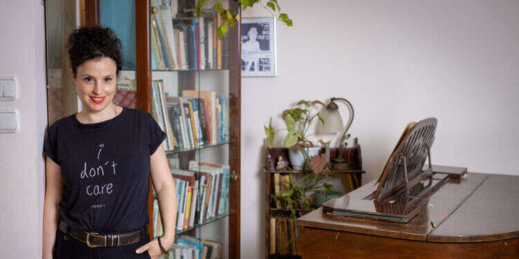 יעל צ'רני היא מנצחת תזמורות, זמרת סופרן ומרצה. צילום: אריק סולטן