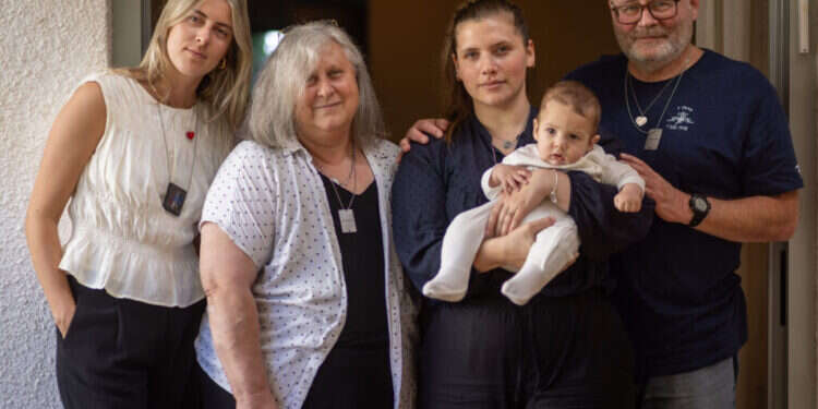 משפחת טרקיניסקי: ישראל, שרון, אדם בנימין וליז. משמאל: רותם סימון. צילום: אריק סולטן "הוא ידע להשרות רוגע באנשים שחילץ מהתופת"