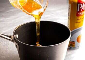 טריק פשוט: איך מודדים רכיב דביק במתכון – בלי שיידבק לכוס