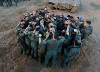 ברית המיינסרטים הציוני. חיילים ברגע תפילה לפני כניסה לעזה. צילום: אורן כהן