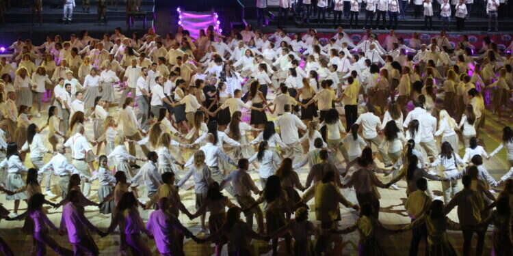 ריקוד הורה בטקס הדלקת המשואות 2015. צילום: מרים צחי ריקוד הורה בטקס הדלקת המשואות 2015. צילום: מרים צחי