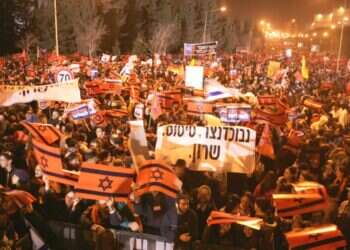 הפגנה בעד משאל עם על תוכנית ההתנתקות, 2005. צילום: מרים צחי