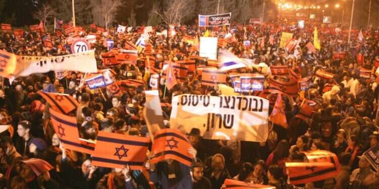 הפגנה בעד משאל עם על תוכנית ההתנתקות, 2005. צילום: מרים צחי הפגנה בעד משאל עם על תוכנית ההתנתקות, 2005. צילום: מרים צחי