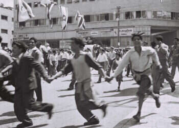 ריקודי הורה ביום העצמאות בתל אביב בשנות החמישים. צילום: שי רגו'אן