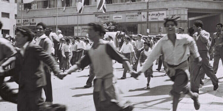 ריקודי הורה ביום העצמאות בתל אביב בשנות החמישים. צילום: שי רגו'אן