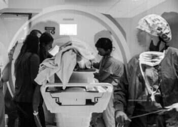 חוקרים מוציאים מטופל ממכשיר MRI במכון רוקפלר למדעי המוח של אוניברסיטת מערב וירג'יניה ב-9 באפריל במהלך מחקר באמצעות אולטרסאונד לטיפול בהתמכרות. וושינגטון פוסט