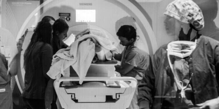 חוקרים מוציאים מטופל ממכשיר MRI במכון רוקפלר למדעי המוח של אוניברסיטת מערב וירג'יניה ב-9 באפריל במהלך מחקר באמצעות אולטרסאונד לטיפול בהתמכרות. וושינגטון פוסט