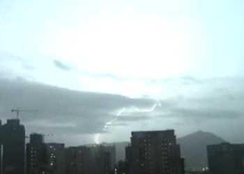 ליל האימים של הונג קונג: 10,000 מכות ברק תוך 14 שעות