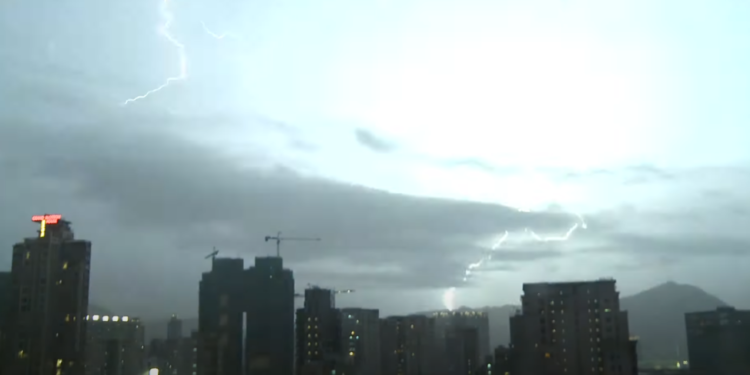 ליל האימים של הונג קונג: 10,000 מכות ברק תוך 14 שעות