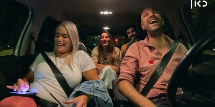 יאיר אגמון והאחיות כחלון. צילום: כאן 11 מאחורי הקלעים עם יאיר אגמון: דברים שלמדתי מ"הטרמפיסטים" בעיר הקודש