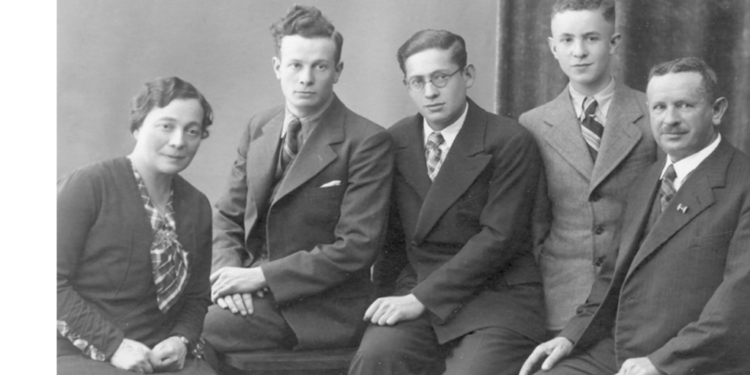 משפחת מילר, 1935 . מימין: מקס, וילי (13), מיינהולד (16), הרברט(20) וקלרה. צילום: מאוסף משפחת מור