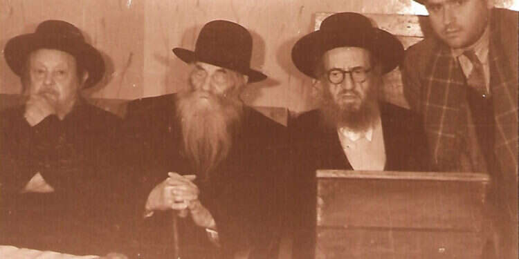 מימין: הרב ניסן זק מימין: הרב ניסן זק"ש, הרב יעקב משה חרל"פ, הרב איסר זלמן מלצר, הרב דב בעריש ויידנפלד ("הרב מטשבין"). באדיבות הרב אברהם זק"ש