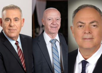 מימין: תא״ל במיל' פיני יונגמן, אל"מ במיל' שאול לוי ובועז לוי, משיאי משואת המגן תשפ"ד (צילומים באדיבות: רפאל, אלביט, התעשייה האווירית)