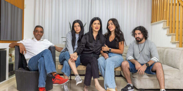 משפחת חתוכה, פתח תקווה. צילום: יוסי אלוני משפחת חתוכה, פתח תקווה. צילום: יוסי אלוני