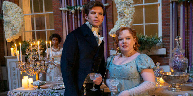 לוק ניוטון וניקולה קוכלן מגלמים את קולין ודפני בעונה השלישית של ברידג'רטון. צילום: באדיבות נטפליקס לוק ניוטון וניקולה קוכלן מגלמים את קולין ודפני בעונה השלישית של ברידג'רטון