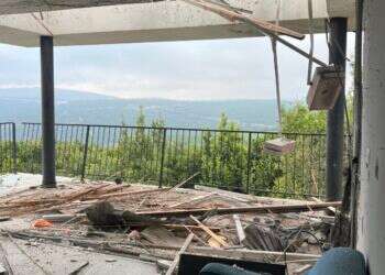 סלון ביתה של משפחת גליל, שתולה. צילום: יוסף לוי חורבן הצפון: כשטיל מרסק את הסלון שלך לרסיסים