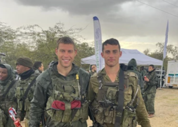 סרן שביט בן משה (מימין) יחד עם אחיו, רב-סרן אריאל בן משה ז״ל. באדיבות: דובר צה"ל