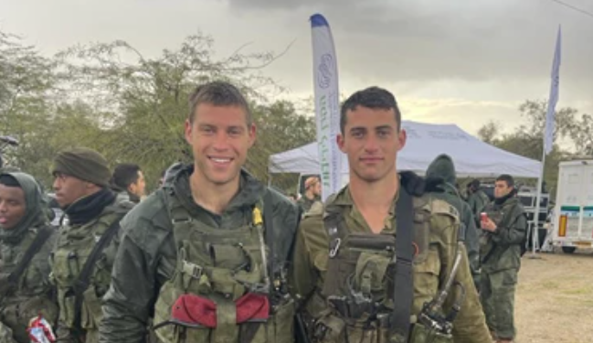 סרן שביט בן משה (מימין) יחד עם אחיו, רב-סרן אריאל בן משה ז״ל. באדיבות: דובר צה"ל