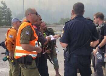 מכבים את השריפות בצפון. צילום: דובר צה נלחמים באש תחת אש: "רק אחרי 20 שעות הם הסכימו לעצור ולנוח"
