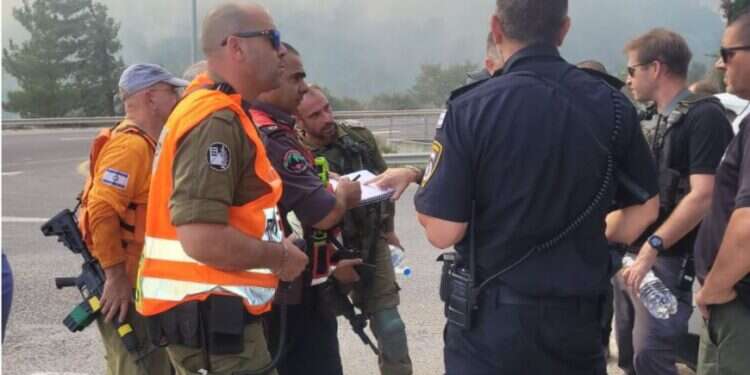 נלחמים באש תחת אש: "רק אחרי 20 שעות הם הסכימו לעצור ולנוח"