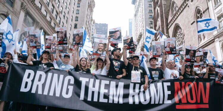 ברחובות ניו יורק: משאית הציגה את סרטון התצפיתניות