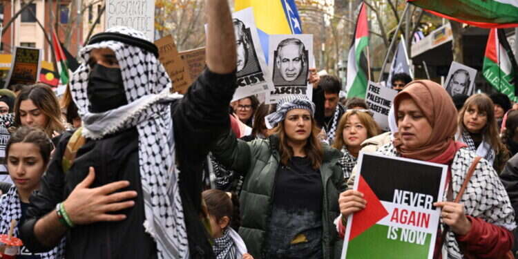 הפגנה פרו-פלסטינית במלבורן, אוסטרליה. צילום: EPA/JAMES ROSS AUSTRALIA AND NEW ZEALAND OUT אוסטרליה: הקונסוליה האמריקנית הושחתה על ידי תומכי חמאס