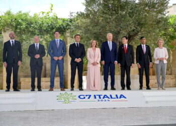 מנהיגי ה-G7 והאיחוד האירופי בפתח הוועידה באיטליה מימין לשמאל: נשיא המועצה האירופית צ'ארלס מישל, קנצלר גרמניה אולף שולץ, ראש ממשלת קנדה ג'סטין טרודו, נשיא צרפת עמנואל מקרון, ראש ממשלת איטליה ג'ורג'יה מלוני, נשיא ארה"ב ג'ו ביידן, ראש ממשלת יפן פומיו קישידה, ראש ממשלת בריטניה רישי סונאק, נשיאת הנציבות האירופית, אורסולה פון דר ליין