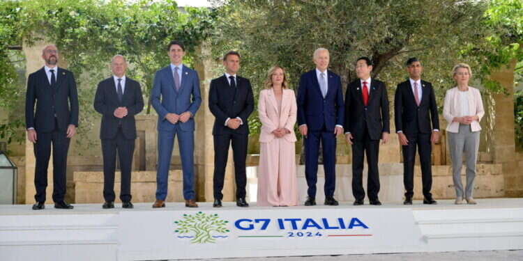 מנהיגי ה-G7 והאיחוד האירופי בפתח הוועידה באיטליה. צילום: EPA מנהיגי ה-G7 והאיחוד האירופי בפתח הוועידה באיטליה מימין לשמאל: נשיא המועצה האירופית צ'ארלס מישל, קנצלר גרמניה אולף שולץ, ראש ממשלת קנדה ג'סטין טרודו, נשיא צרפת עמנואל מקרון, ראש ממשלת איטליה ג'ורג'יה מלוני, נשיא ארה"ב ג'ו ביידן, ראש ממשלת יפן פומיו קישידה, ראש ממשלת בריטניה רישי סונאק, נשיאת הנציבות האירופית, אורסולה פון דר ליין