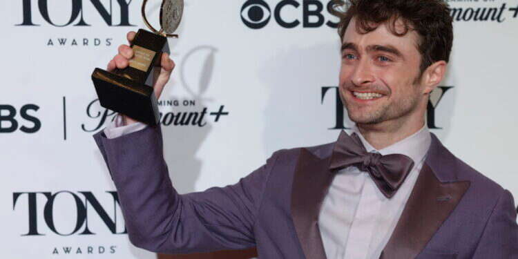 דניאל רדקליף בפרס הטוני, 2024. צילום: EPA מה למדתי מהשחקן של הארי פוטר שקונה בעיקר ספרים