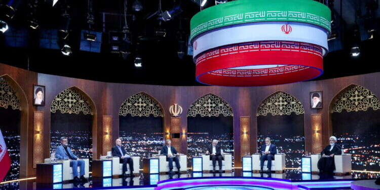 המועמדים לנשיאות איראן בפאנל בחירות. צילום: EPA/IRIB אחרי אחוז ההצבעה הנמוך בהיסטוריה: איראן בדרך לבחירות חוזרות