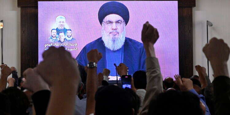 נאום מצולם של נסראללה בטקס זיכרון לאבו־טאלב, בכיר חיזבאללה שחוסל בידי ישראל. צילום: אי.פי.איי נאום מצולם של נסראללה בטקס זיכרון לאבו־טאלב, בכיר חיזבאללה שחוסל בידי ישראל. צילום: אי.פי.איי