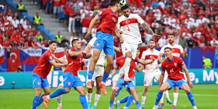 התנגשות ראשים במשחק צ'כיה־טורקיה בהמבורג, שלשום צילום: AFP יורו 2024