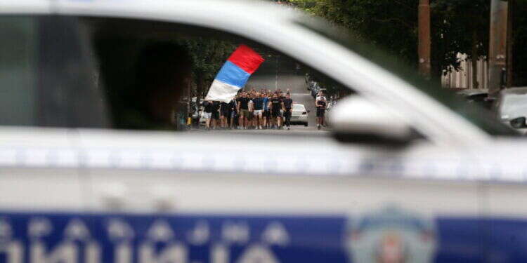 ניידת משטרה סרבית בבלגרד. צילום: EPA/ANDREJ CUKIC הפיגוע מחוץ לשגרירות ישראל בסרביה: נעצרו שני "מוסלמים קיצונים"