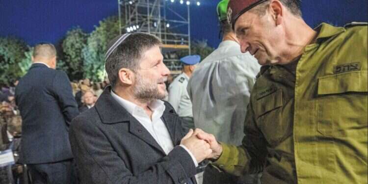 דחיות בלתי פוסקות. הרמטכ הסכמה בין האוצר לגלנט: ועדה תבחן את תקציב הביטחון