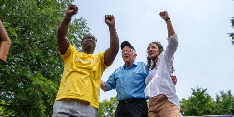 ג'מאל באומן יחד עם ברני סנדרס ואחת הנציגות המוכרות ביותר ב-squad, אלכסנדריה אוקסיו-קורטז. צילום: AFP הפרוגרסיבים בארה"ב: מאשימים את הכסף היהודי בהפסד לבית הנבחרים