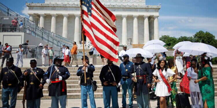חגיגות לציון 19 ביוני, היום שאחרוני העבדים השתחררו בו. אנדרטת לינקולן, וושינגטון הבירה. גטי אימג'יס מעורב אמריקני: חמש תמונות משבוע בארה"ב