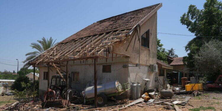 בתים הרוסים במושבה מטולה. צילום: אייל מרגולין - ג'יני סאגה של הארכות בהולות: קיצור תולדות פינוי יישובי הצפון
