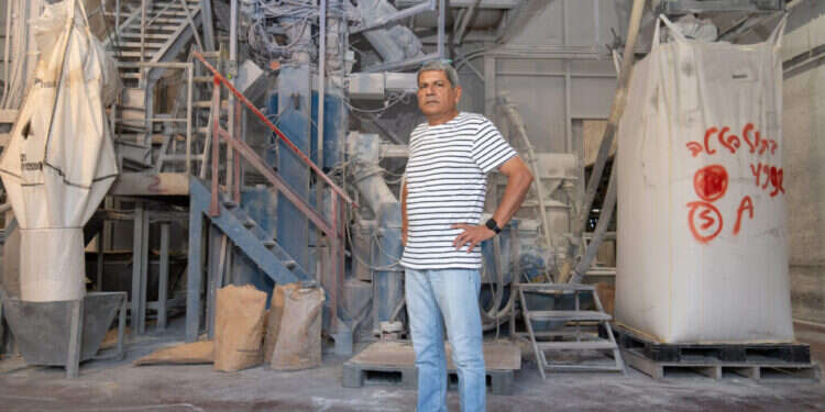 בן־הרוש במפעל בקריית־שמונה, בשבוע שעבר. צילום: אייל מרגולין, ג׳יני בן־הרוש במפעל בקריית־שמונה, השבוע. צילום: אייל מרגולין, ג׳יני