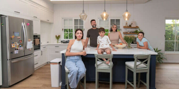 משפחת פניני־גולדשטיין.כפר־ברוך. צילום: אייל מרגולין, ג'יני