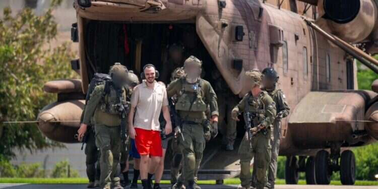 תיעוד מרגע נחיתת המסוק עם שלושה מהחטופים ששבו ארצה . צילום: דובר צה צפו ברגעי החילוץ של החטופים והמפגש עם המשפחות