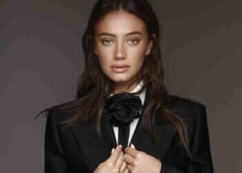 ריף נאמן. צילום: טל עבודי. סטיילינג: דניאלה קפלוטו, עוזרת סטיילינג: עדן שלום, איפור: חן אלקבץ, שיער: לירז אגם. חליפה שחורה: גוצ׳י לבוטיק אניגמה