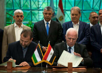 החתימה על ההסכם בין חמאס לפת החתימה על ההסכם בין חמאס לפת"ח בין 2017. אל-עארורי ואל-אחמד חותמים ומאחוריהם סינוואר. צילום: EPA