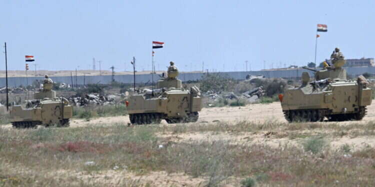 כוחות של צבא מצרים בסיני, סמוך לגבול רצועת עזה. צילום: AFP כוחות של צבא מצרים בסיני, סמוך לגבול רצועת עזה. צילום: AFP