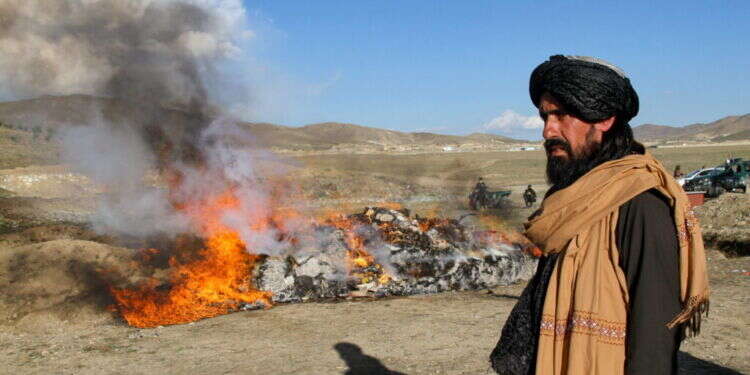 כוחות הביטחון של טליבאן משמידים סמים ואלכוהול שנתפסו במהלך פשיטה בקאבול
