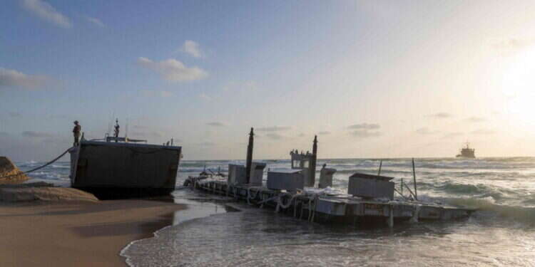 חלק מהמזח האמריקני שהתפרק והגיע לחוף באשקלון. צילום: AFP חלק מהמזח האמריקני שהתפרק והגיע לחוף באשקלון