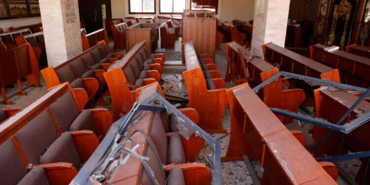 בית הכנסת בדובב לאחר התקפות חיזבאללה בשבוע שעבר. צילום: AFP המלחמה בצפון: "אנחנו מובלים על ידי חיזבאללה"