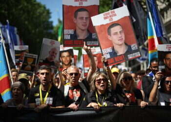 הפגנה בלונדון למען שחרור החטופים בה הונפו תמונות של עומר נאוטרה. צילום: AFP "בכל בוקר אני מדמיינת אותו נכנס הביתה ומבקש קפה קר"