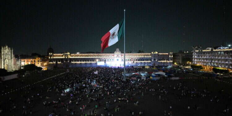 תומכי קלאודיה שיינבאום, הנשיאה החדשה של מקסיקו חוגגים את תוצאות הבחירות. צילום: AFP תוצאות ראשוניות: המועמדת היהודייה נבחרה לנשיאת מקסיקו